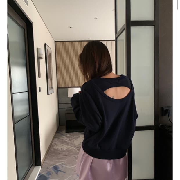 더베를린 백 홀 맨투맨 스웻셔츠 네이비