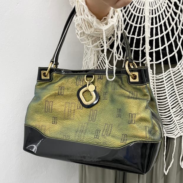 닥스 페어리 로고 참 숄더백