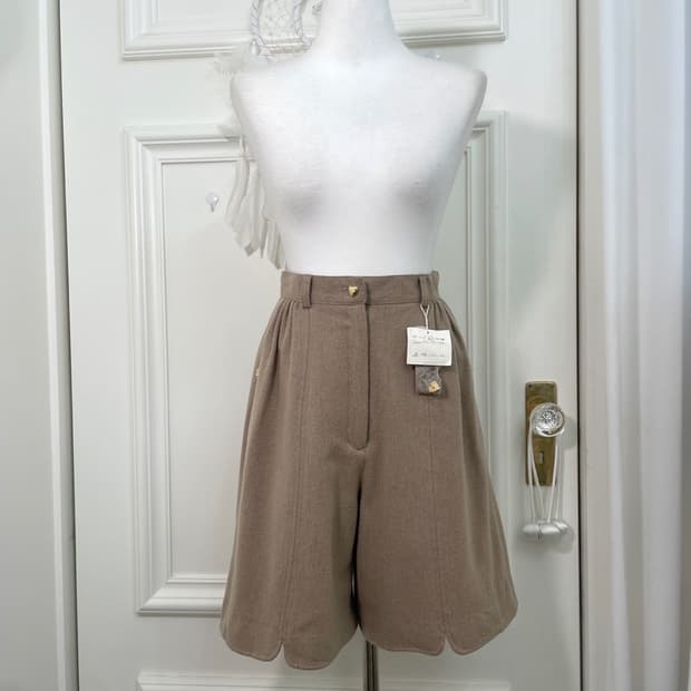 beige wool heart button pocket half pant