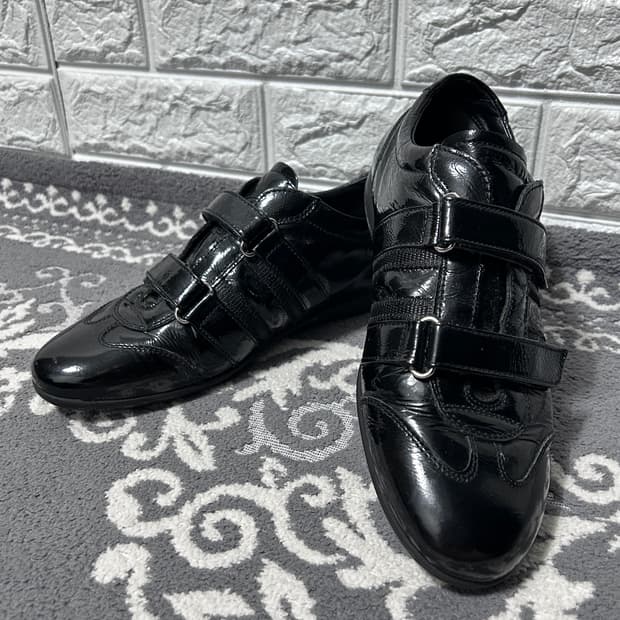 프라다 더블 스트랩 글로시 스니커즈