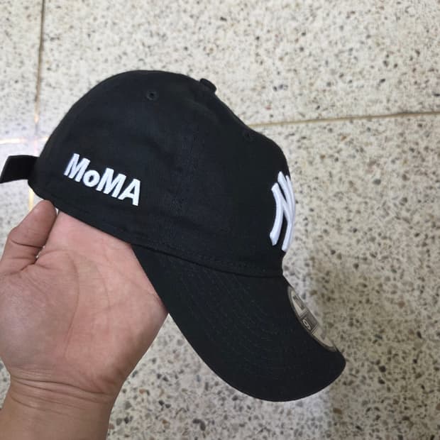 모마 뉴에라 볼캡 블랙