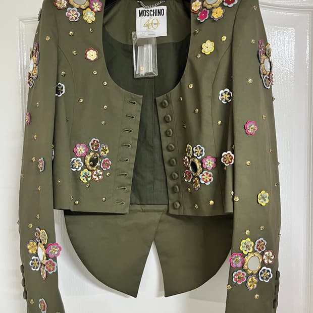 새상품)모스키노 자수 장식 크롭 자켓