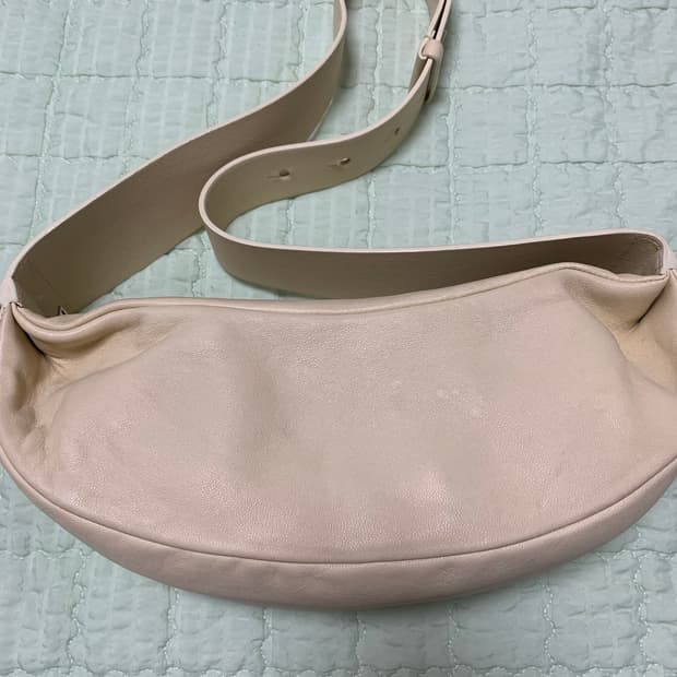 cos 레더 바디크로스백