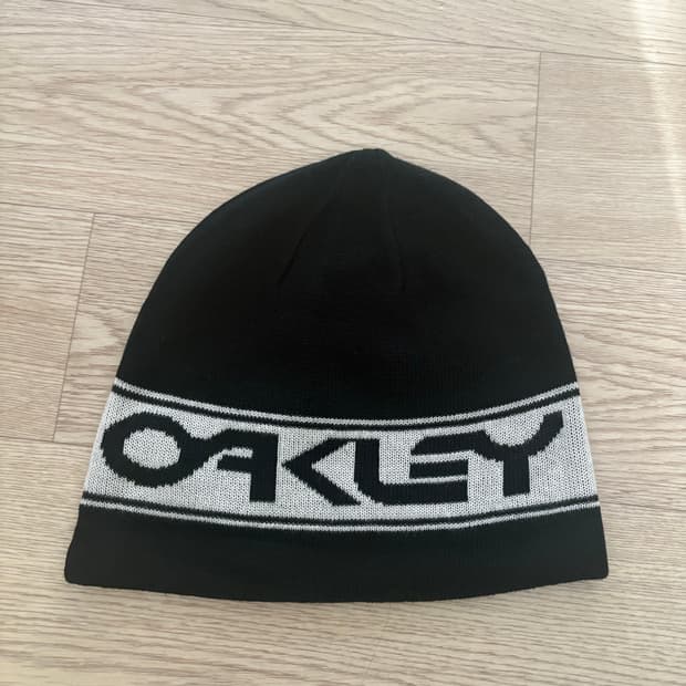 오클리 리버시블 비니
