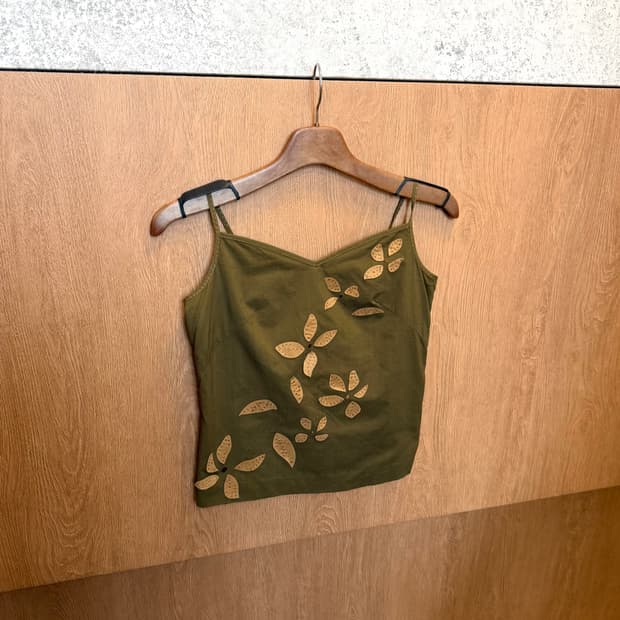 빈티지 슬리브리스 탑 플라워 아플리케 디테일 카키