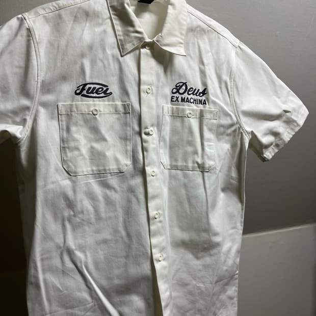 데우스 익스 마키나 × 퓨얼 포마드 콜라보 반팔 워크 셔츠