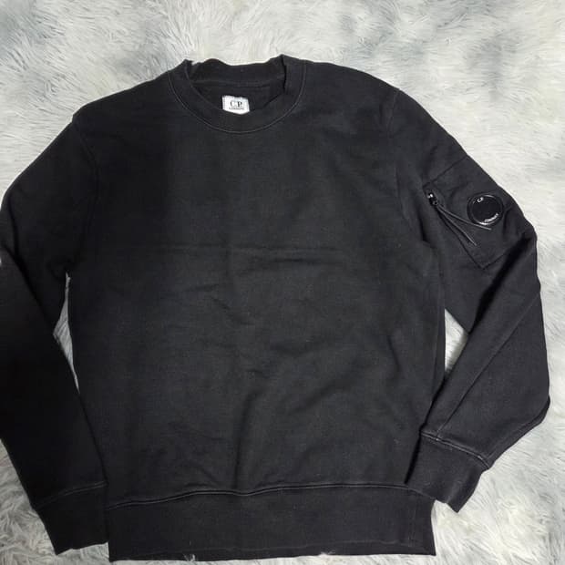 C.P. 컴퍼니 블랙 맨투맨 티셔츠 렌즈