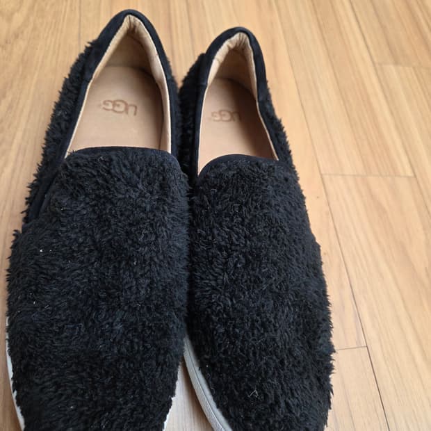 어그 플러피 슬립온 블랙 색상 240mm입니다. 부드러운 양털 안감으로 
