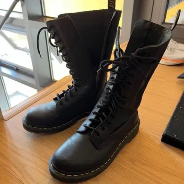 닥터마틴 버지니아 14홀 240