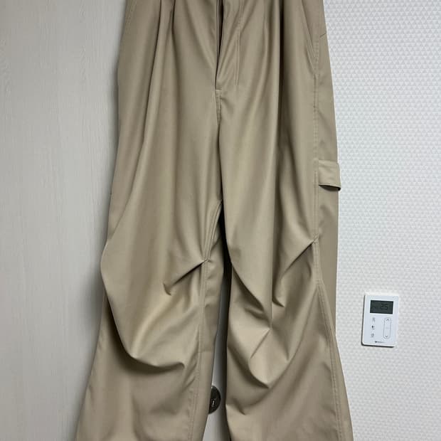 카미엔 코인서울 247 올데이 슬랙스 베이지 2사이즈 팝니다