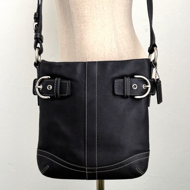 코치 버클 블랙 레더 크로스백