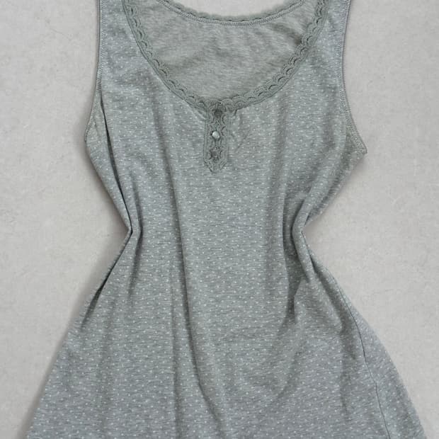도트 레이스 버튼 디테일 그레이 나시 dot sleeveless