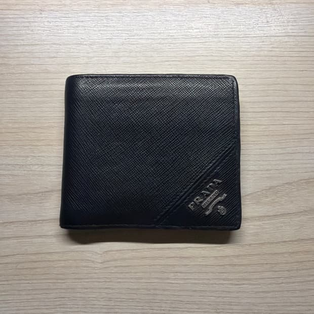 프라다 백화점 정품 남성 반지갑 팝니다