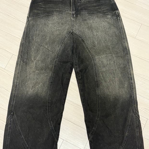 커브드 워싱 절개 데님팬츠