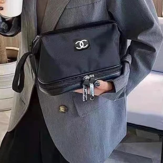 샤넬뷰티 화이트 로고 빅 파우치 클러치 블랙