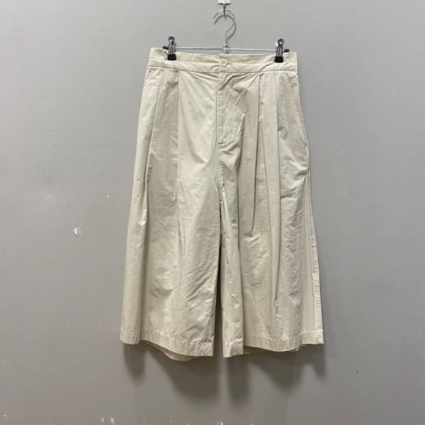 아모멘토 투턱 반바지