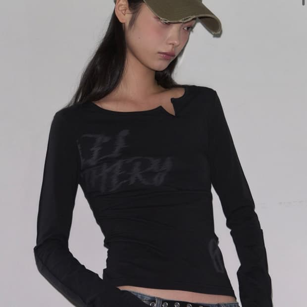 (FREE) 레더리 레터링 슬릿 롱슬리브 [BLACK] 판매