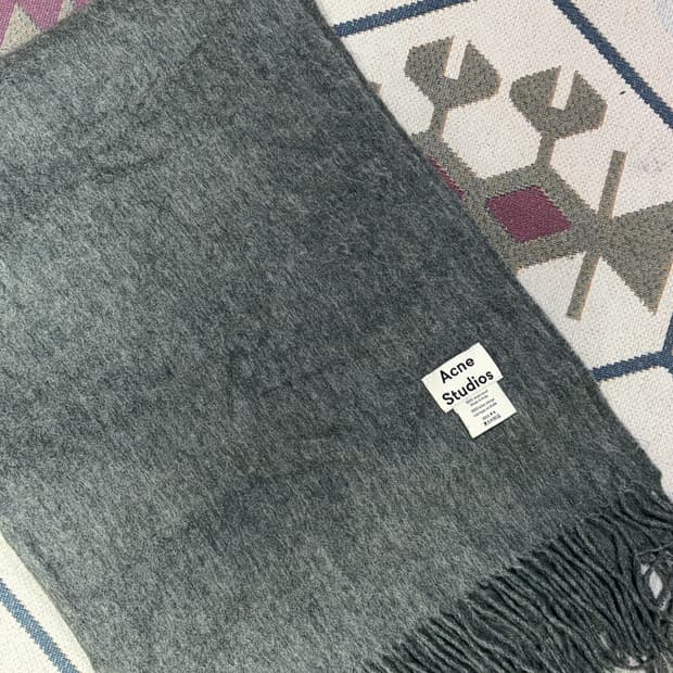 아크네 스튜디오 그레이 머플러