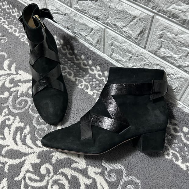 지미추 크랙 스트랩 스웨이드 앵클 부츠