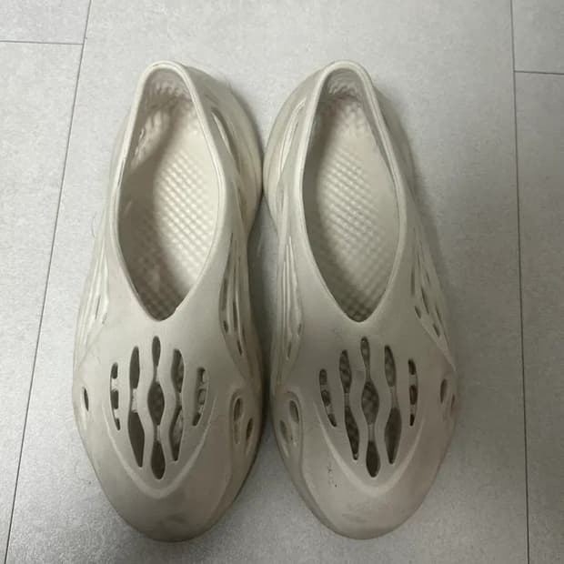 아디다스 이지 폼 러너 샌드 285