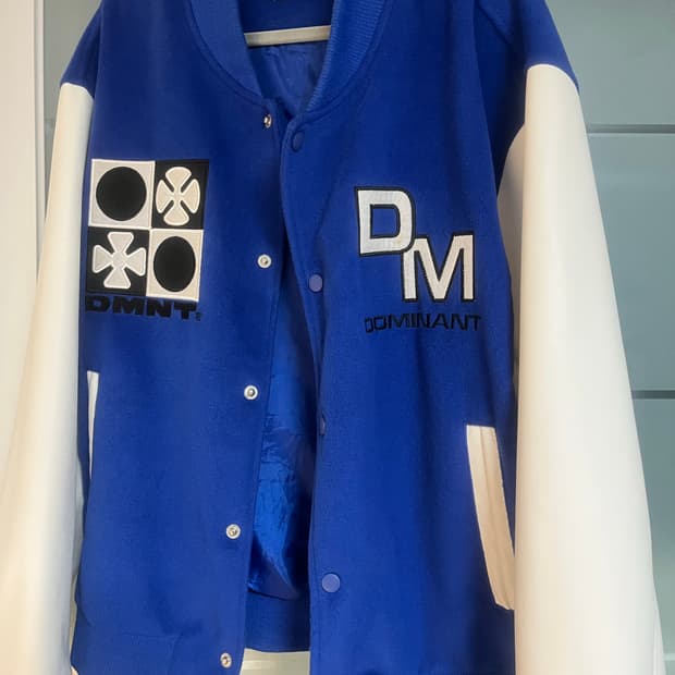 도미넌트 블루 바시티 자켓