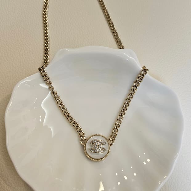 샤넬 화이트레진 CC 체인목걸이 골드 업사이클링