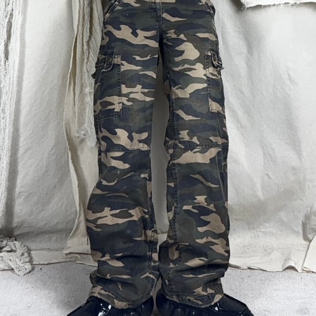 버클 디테일 카모팬츠