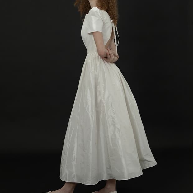 포마이시스 백슬릿 드레스