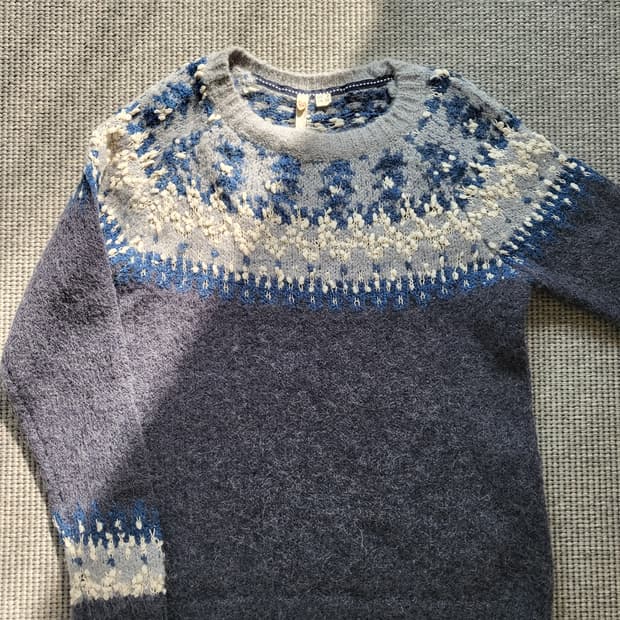 화이트스터프 쉐기독 니트 스웨터