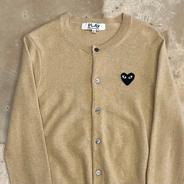 M 꼼데가르송 여성용 블랙하트와펜 베이지 울 가디건
