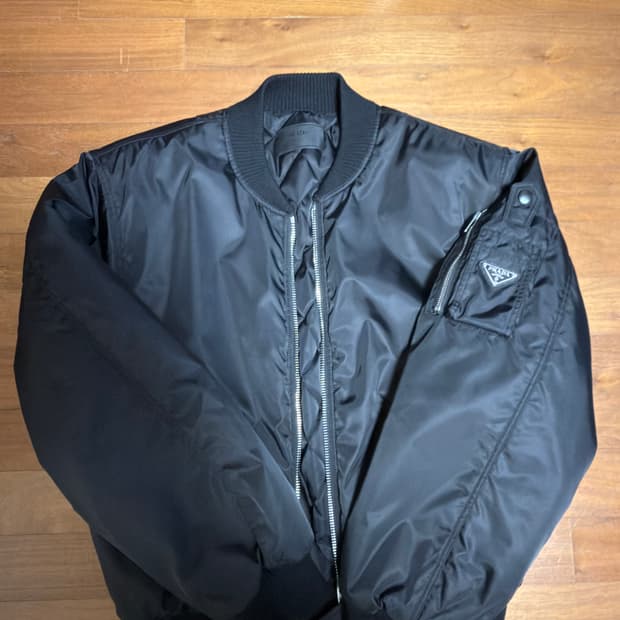 프라다 25FW 리나일론 봄버 정품 M사이즈