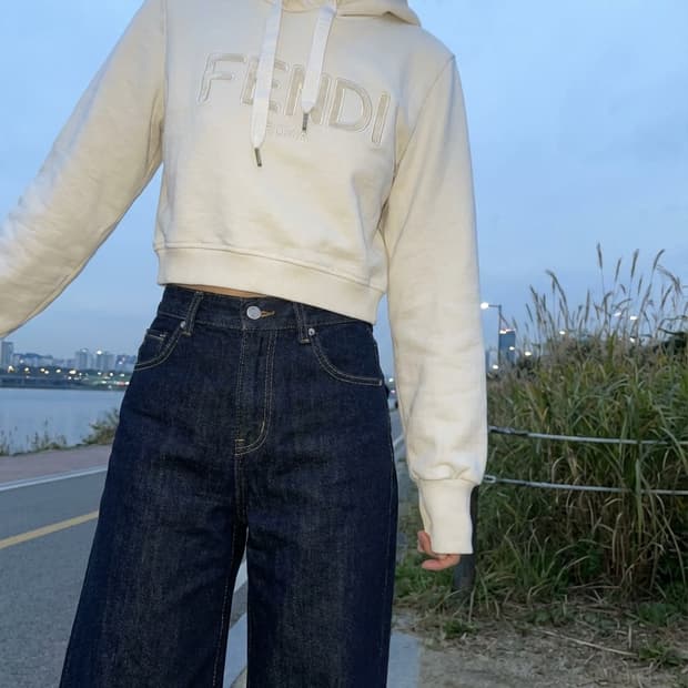 펜디 크롭 로고 후드티