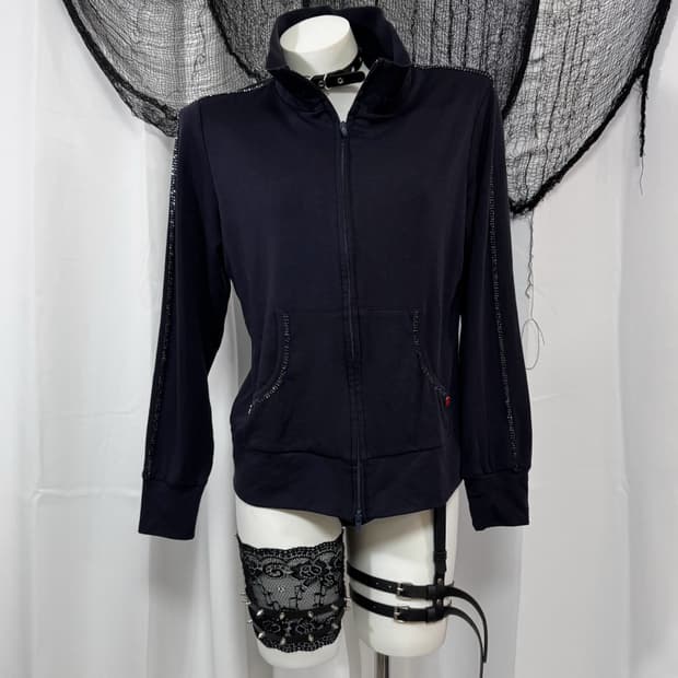 detail zip up