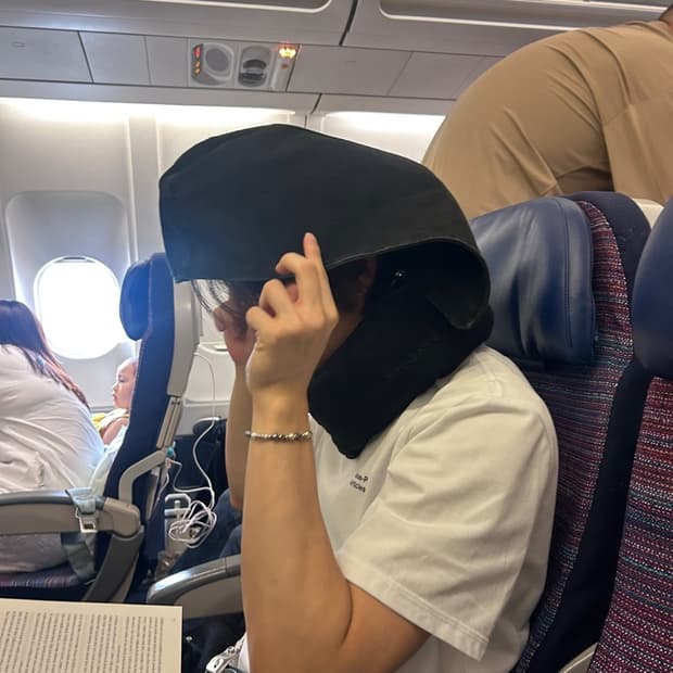 MPa HOODED NECK PILLOW (BLACK)