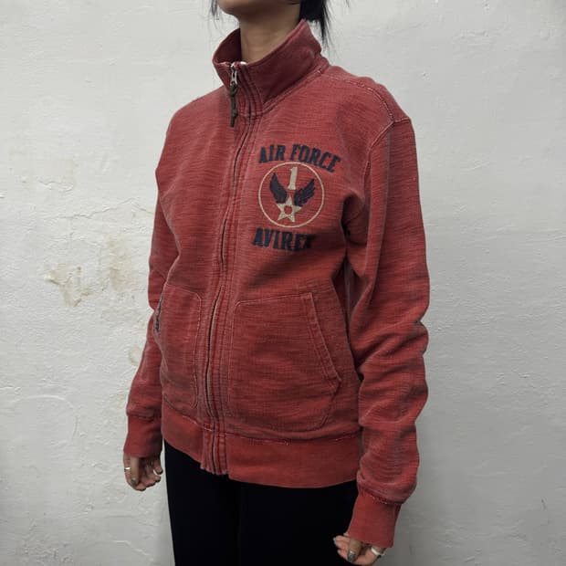 아비렉스(AVIREX) 브릭레드 워시드 코튼 자수로고 하이넥 집업 자켓