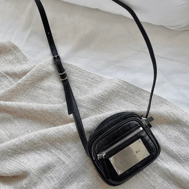 마뗑킴 스퀘어 레더 크로스백 블랙