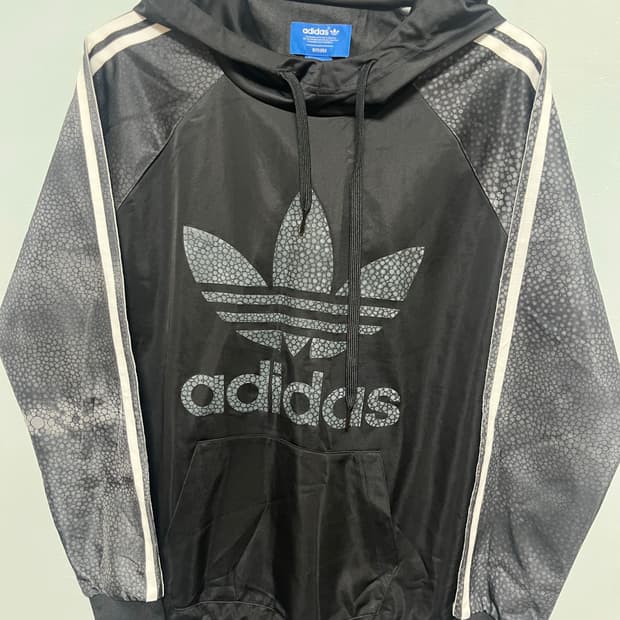 아디다스 블랙 후드티 스네이크 패턴