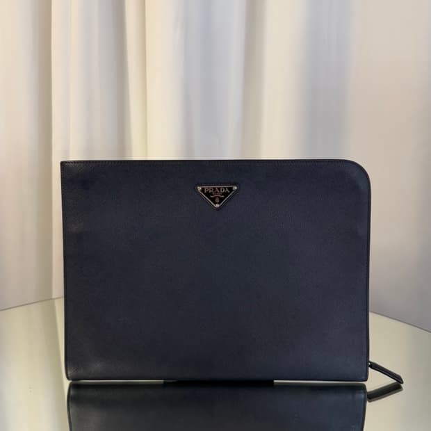 프라다 삼각로고 사피아노 도큐먼트 클러치