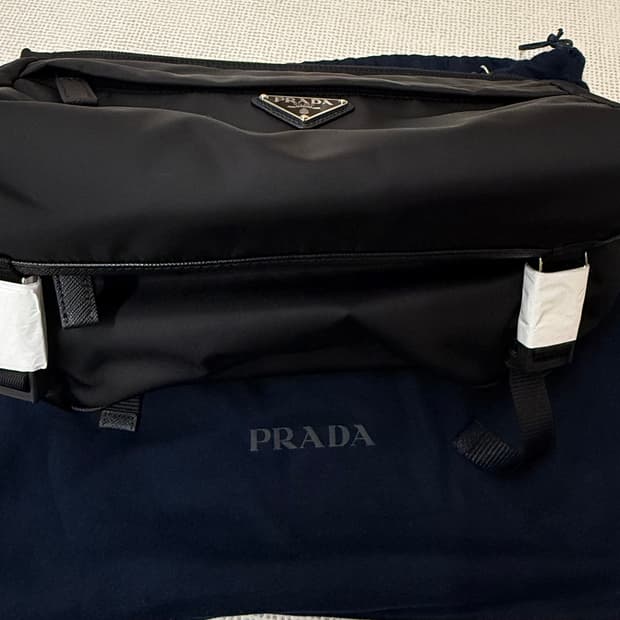 프라다 바이커백 미디움 정품 2vh994