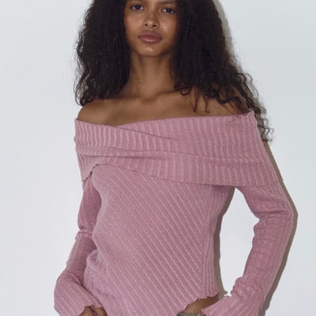 폴리수엠 OFF-SHOULDER ASYMMETRIC SWEATER