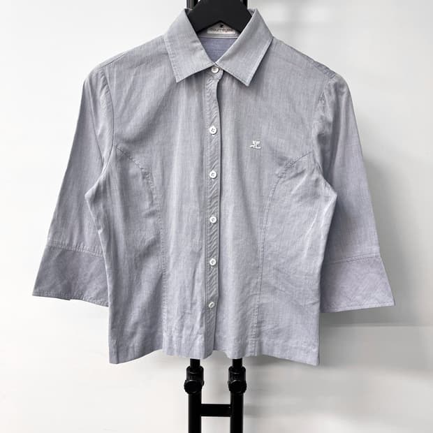 꾸레쥬 AC 로고 핀 스트라이프 셔츠