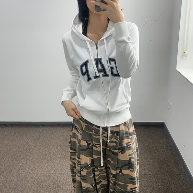 Gap 갭 차콜로고 화이트 후드집업 