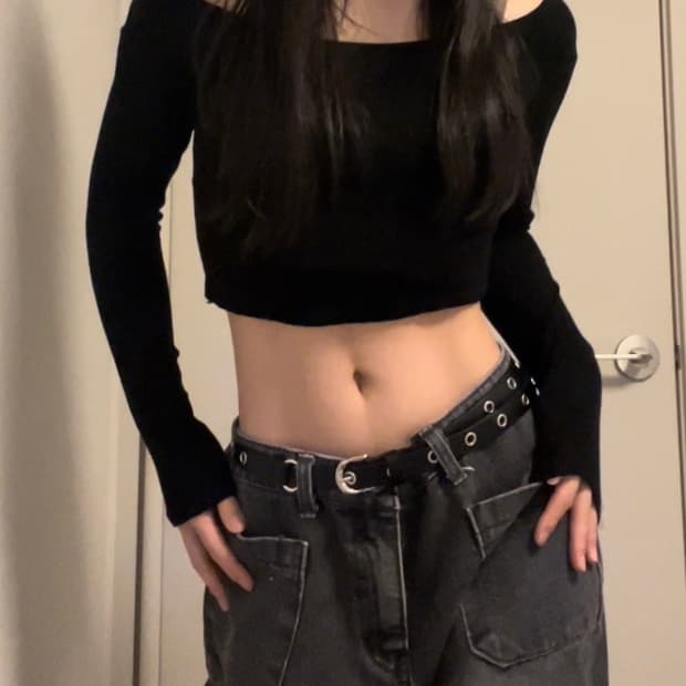 slim fit deep U-neck long sleeve