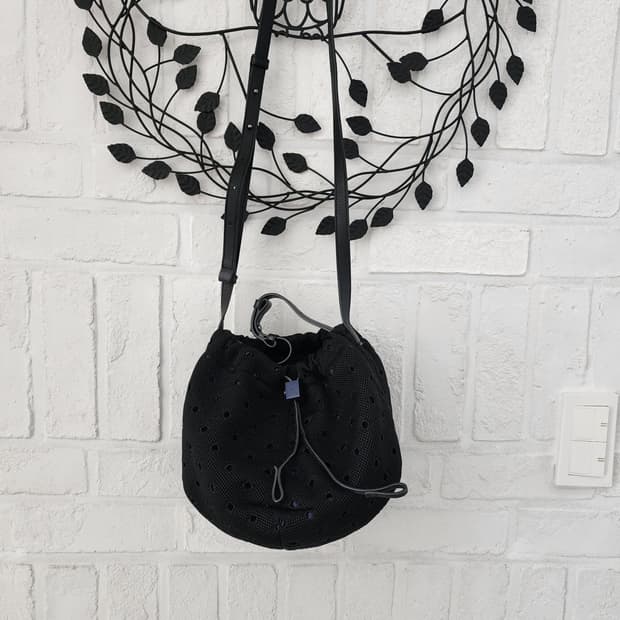 구호 블랙 메쉬 백