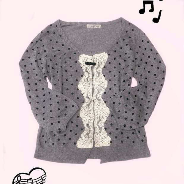 화이트 레이스 포인트 블랙 도트 패턴 그레이 진주 포인트 가디건 