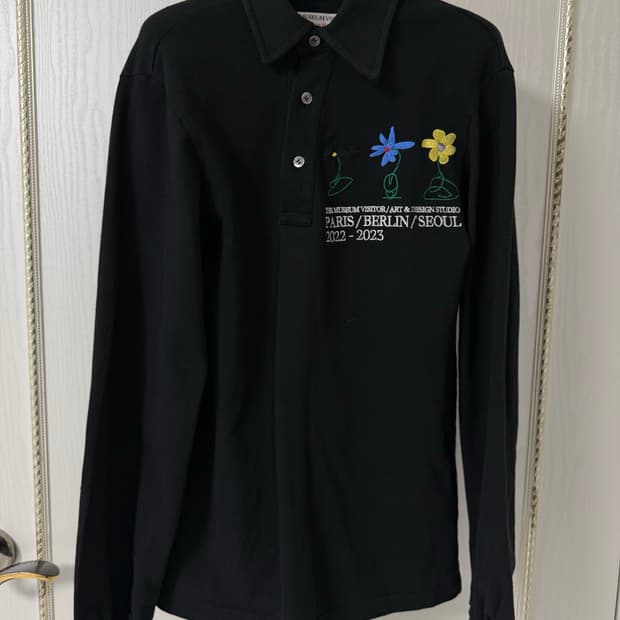 더뮤지엄비지터 긴팔 카라티