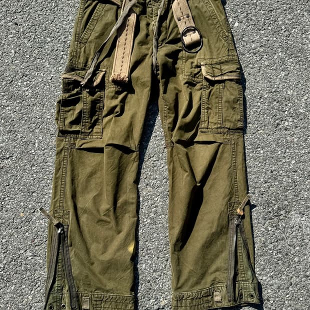 Abercrombie & Fitch – Belted Cargo Pants