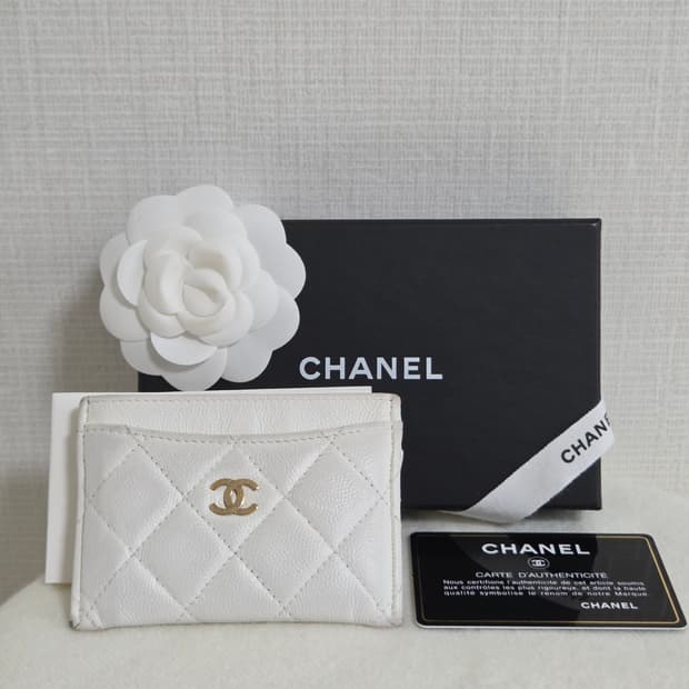 샤넬 클래식 캐비어 카드지갑 화이트 금장