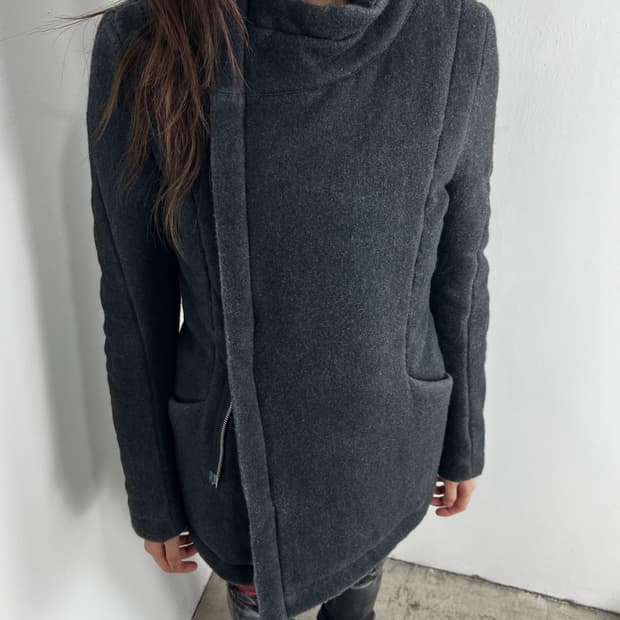 립반윙클 카울넥 비대칭 울 자켓