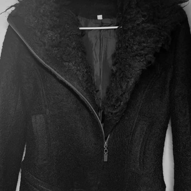 Black high-neck short jacket